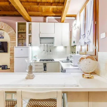 Nell'antico Ghetto Ebraico アパート フェラーラ