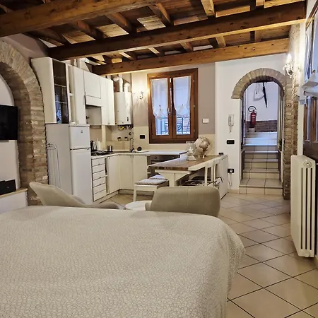 Nell'antico Ghetto Ebraico アパート フェラーラ