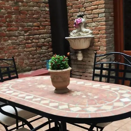 Nell'antico Ghetto Ebraico アパート